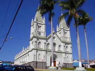 Igreja Matriz vista ao lado de fora